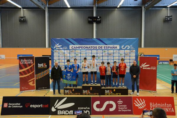 ¡Álvaro Gómez del Club Escola Rosalía Triunfa en el Campeonato Sub-15 de Bádminton!